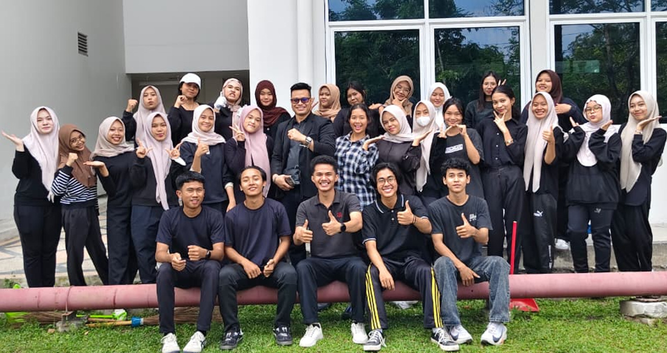 Mahasiswa Unri Wujudkan Nilai Pancasila Melalui Gotong Royong Bersihkan Lingkungan Kampus