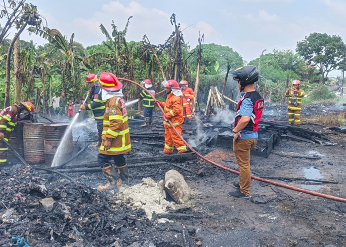 Polisi Amankan 6.818 Liter BBM Diduga Ilegal di Perairan Muaro Jambi, Dua Orang Tersangka Polisi Amankan 6.818 Liter BBM Diduga Ilegal di Perairan Muaro Jambi, Dua Orang Tersangka