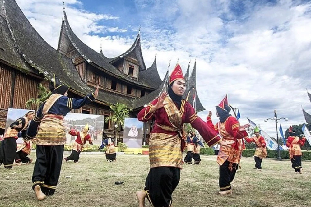 Kementerian Kebudayaan Gelar Program Belajar Bersama Maestro Seni Randai di Sumbar Kementerian Kebudayaan Gelar Program Belajar Bersama Maestro Seni Randai di Sumbar