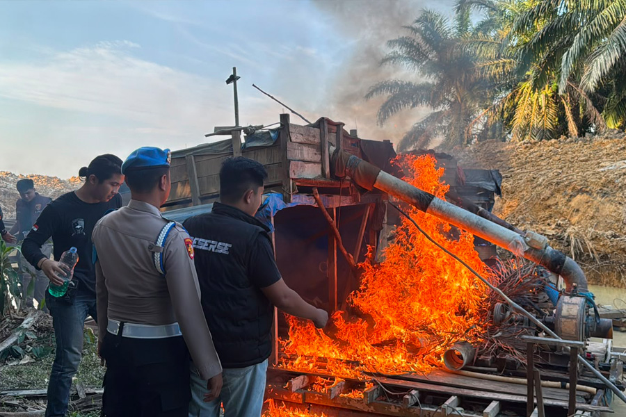 436 Rakit PETI Dimusnahkan di Kuansing, Polisi Amankan 15 Tersangka 436 Rakit PETI Dimusnahkan di Kuansing, Polisi Amankan 15 Tersangka