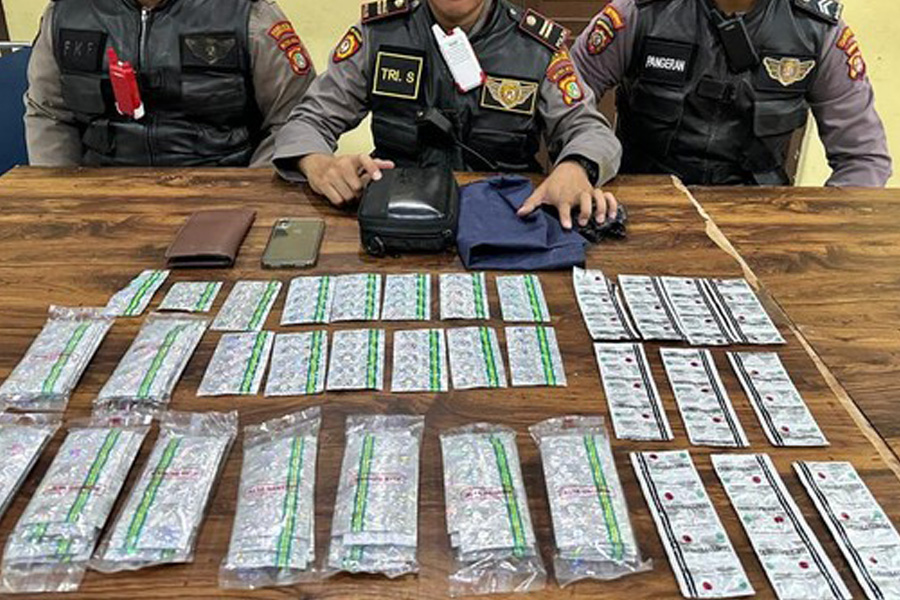 Dua Pengedar Obat Keras Ilegal Ditangkap di Tangerang, 1.623 Butir Disita Dua Pengedar Obat Keras Ilegal Ditangkap di Tangerang, 1.623 Butir Disita