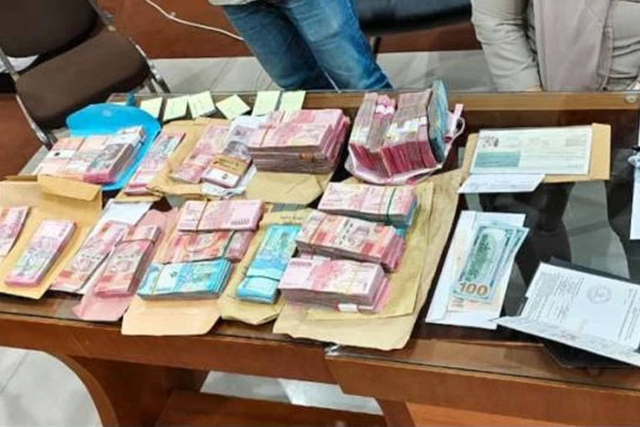 KPK Temukan Uang SGD dan USD Saat Geledah Kantor BPN Jawa Timur KPK Temukan Uang SGD dan USD Saat Geledah Kantor BPN Jawa Timur